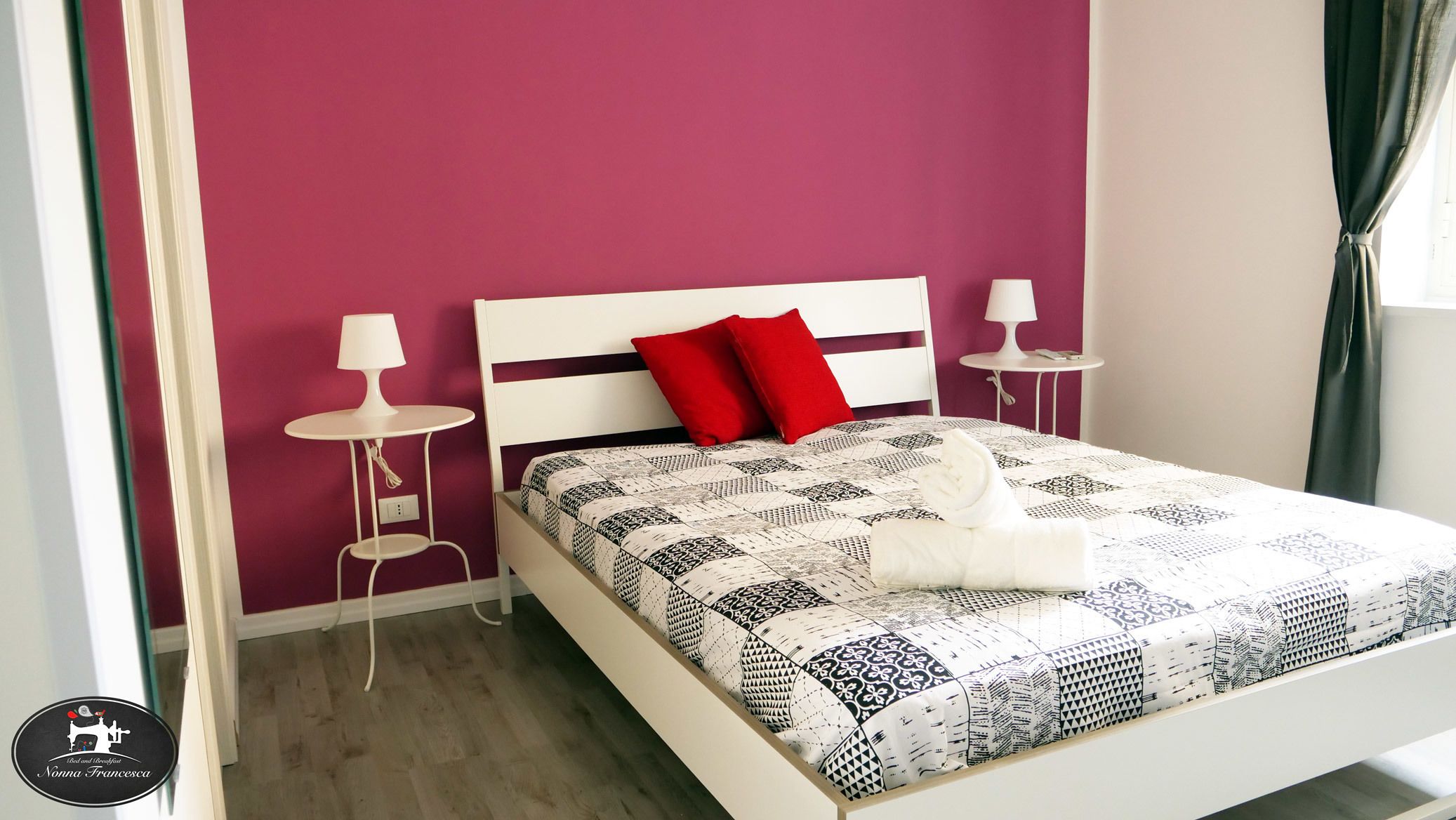 Double Room (Fucsia)