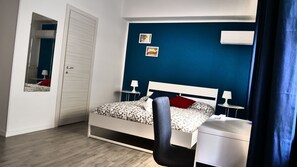 Comfort Quadruple Room (Blu ) | Desk, laptop workspace, free WiFi, bed sheets
