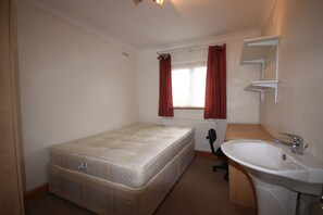 經濟雙人房 | 書桌、床單