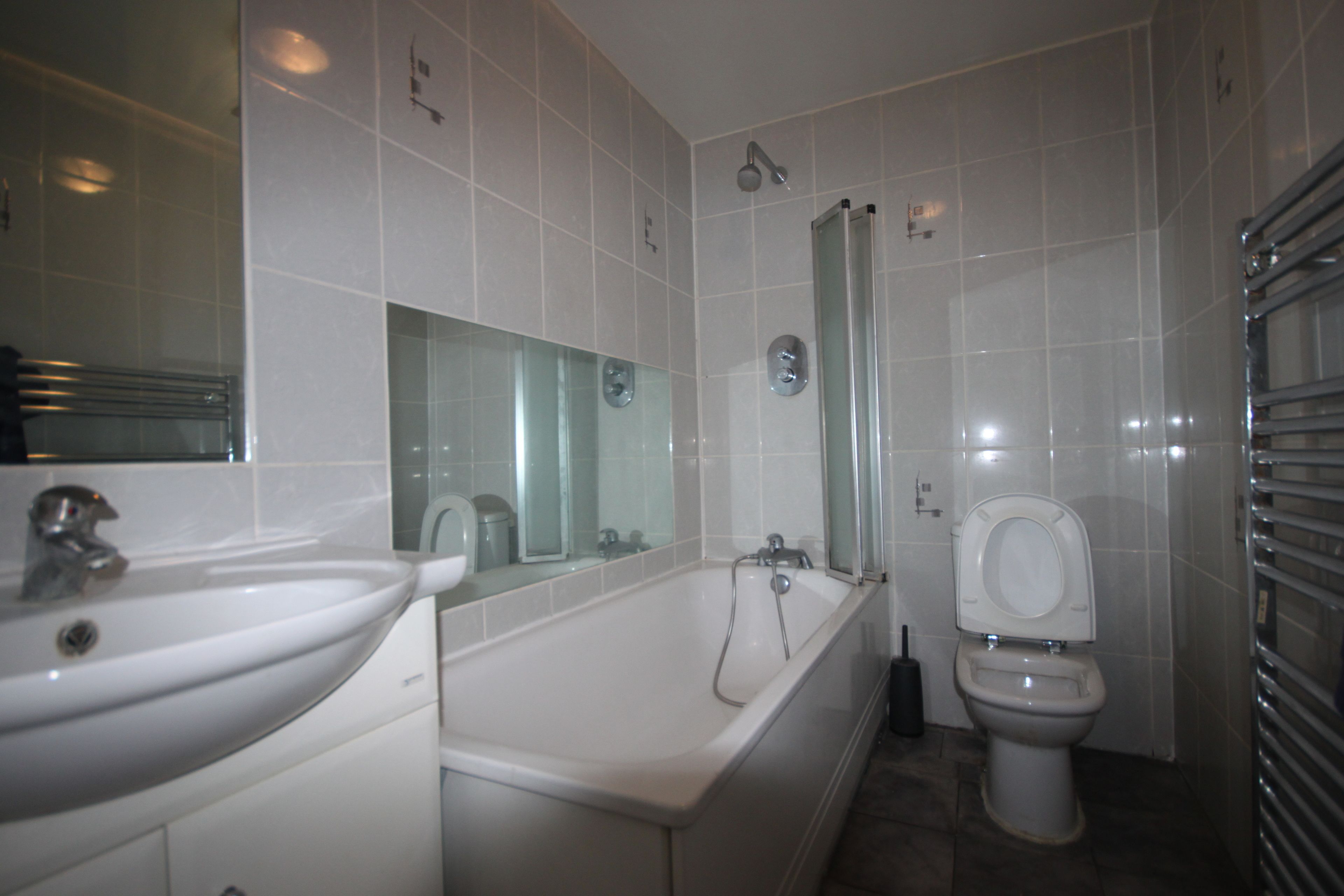 Combined shower/bathtub, deep-soaking bathtub, free toiletries