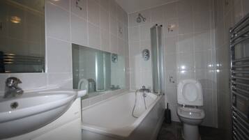 Combined shower/bathtub, deep-soaking bathtub, free toiletries