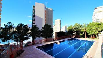 Een seizoensgebonden buitenzwembad