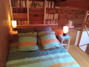 Habitación familiar (Myosotis) | Decoración personalizada, muebles diferentes y cortinas blackout