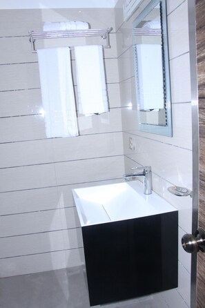 Shower, rainfall showerhead, free toiletries, bathrobes