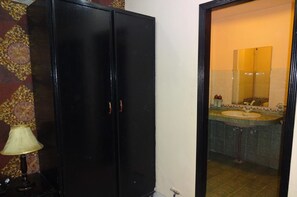 Shower, rainfall showerhead, free toiletries, bathrobes