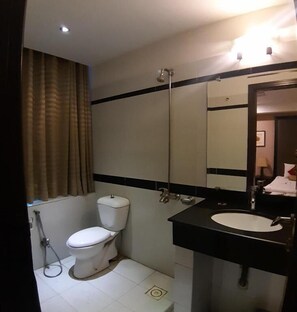 Shower, rainfall showerhead, free toiletries, bathrobes - Hotel Grand Inn (Lahore)