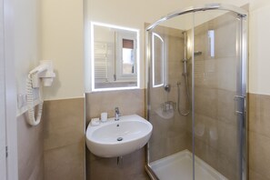Standard Double Room, Private Bathroom | Bathroom | Towels, soap, shampoo, toilet paper - San Felice 135 (Bologna)