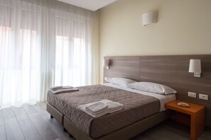 高級雙人或雙床房, 私人浴室, 城市景觀 | 迷你吧、客房內保險箱、書桌、熨斗/熨衣板