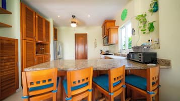 Casa Premier, 4 habitaciones, vista al océano, frente al océano | Cocina privada | Refrigerador, microondas, parrilla de estufa y cafetera y tetera