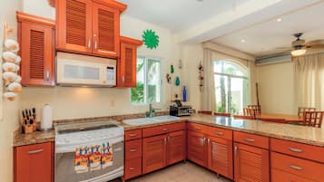 Casa Premier, 4 habitaciones, vista al océano, frente al océano | Cocina privada | Refrigerador, microondas, parrilla de estufa y cafetera y tetera