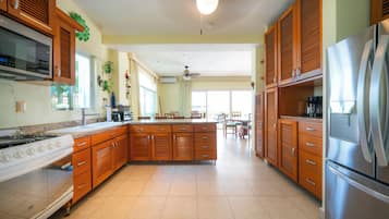 Casa Premier, 4 habitaciones, vista al océano, frente al océano | Cocina privada | Refrigerador, microondas, parrilla de estufa y cafetera y tetera
