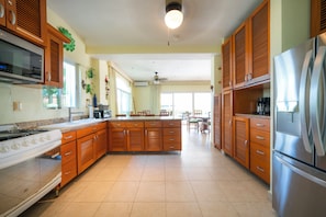 Casa premier, 4 quartos, vista para o oceano, de frente para o oceano | Cozinha privada | Geladeira, micro-ondas, cooktop, cafeteira/chaleira