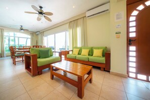 Flat-screen TV, DVD player - Pura Vida by NAS (Playa del Carmen)