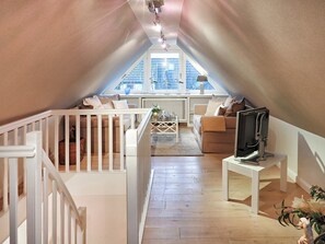 Huone, oma kylpyhuone, näköala puutarhaan | Sisätilat