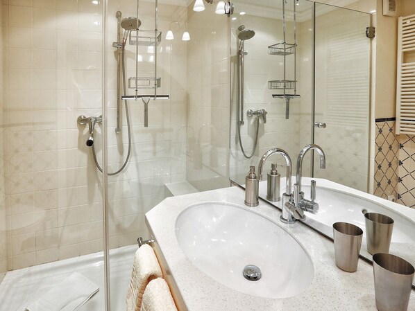 Zimmer, eigenes Bad | Badezimmer
