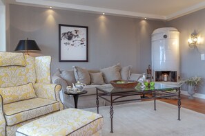 Chambre, salle de bain privée, vue sur la mer | Bar-salon