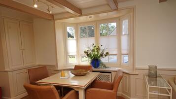 Room, Private Bathroom | Dining