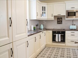 Deluxe Apartment, Private Bathroom (Apartment 3) | Shared kitchen | Highchair