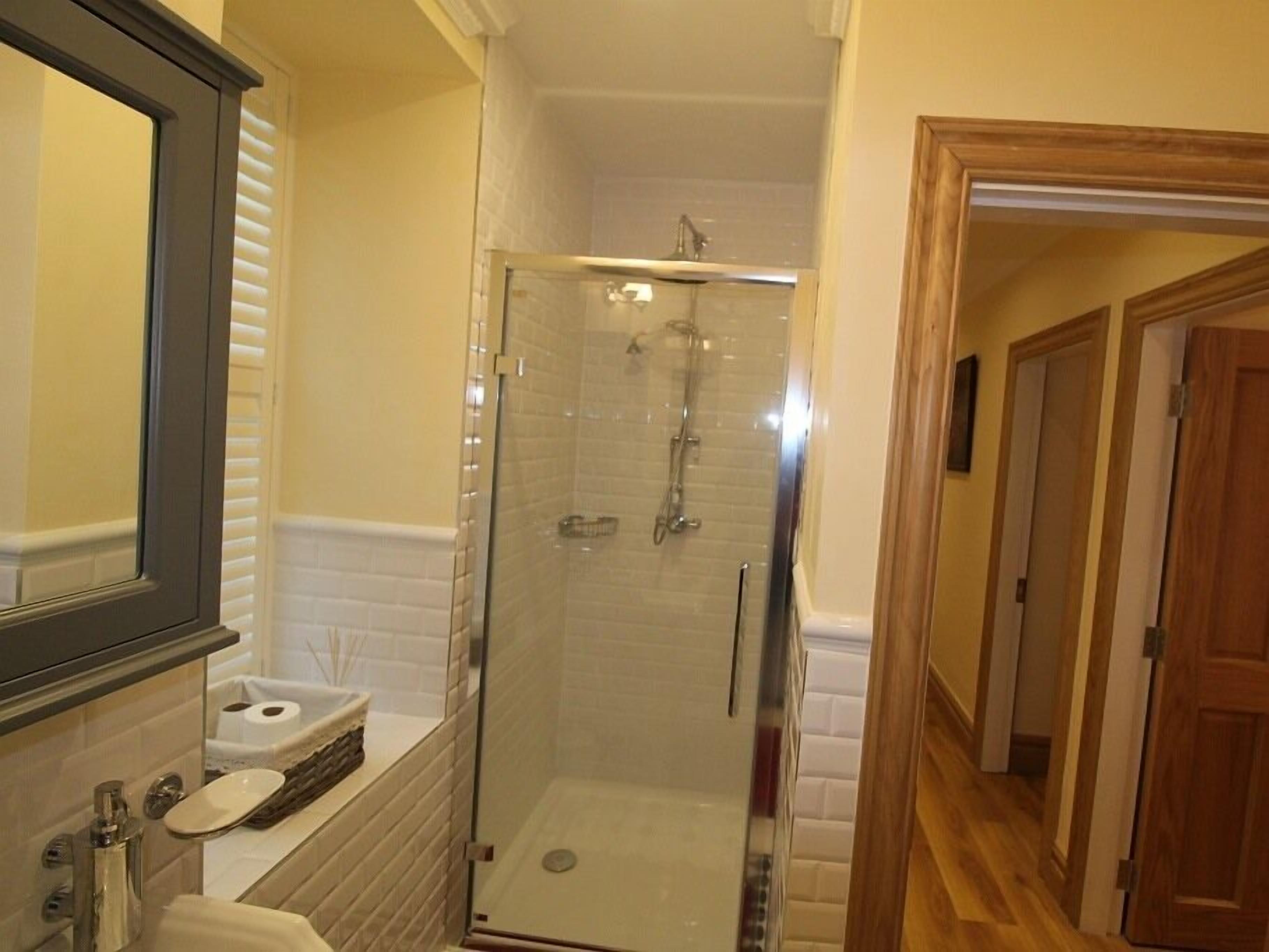 Deluxe Apartment, Private Bathroom (Apartment 3) | Bathroom
