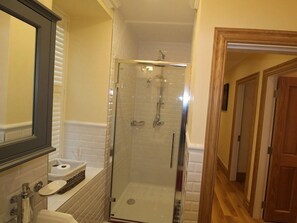 Deluxe Apartment, Private Bathroom (Apartment 3) | Bathroom