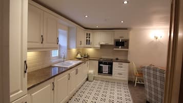 Apartment, Private Bathroom (Apartment 5) | Shared kitchen