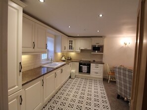 Căn hộ, phòng tắm riêng (Apartment 5) | Bếp chung | Ghế cao cho trẻ em 