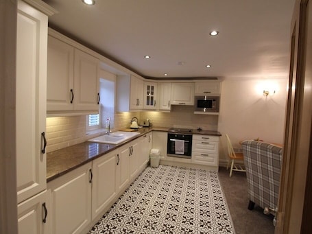 Apartment, Private Bathroom (Apartment 5) | Shared kitchen