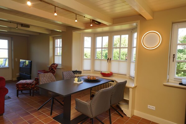 Huone, oma kylpyhuone | Ruokailu