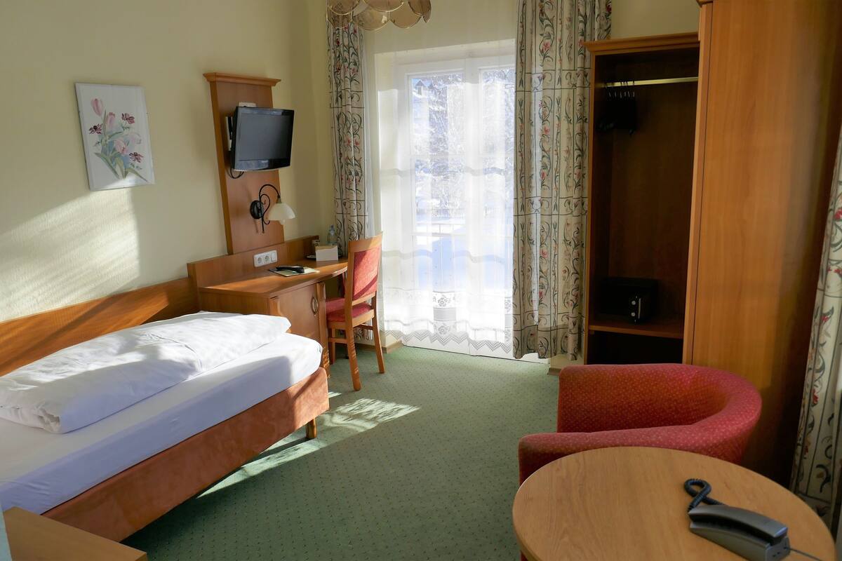 single room | in-room safe, desk, bed sheets