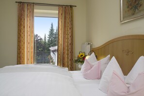 Habitación doble | Caja de seguridad en la habitación, escritorio y ropa de cama 