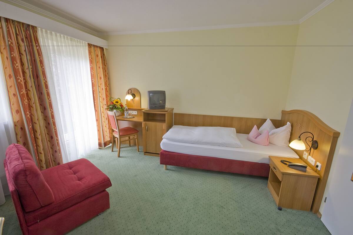 single room | in-room safe, desk, bed sheets