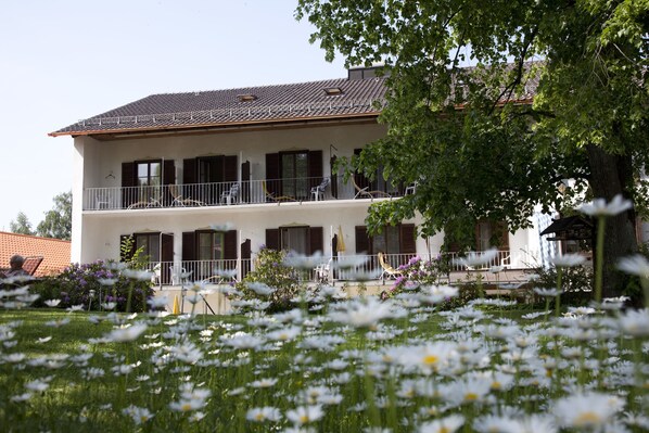 Vista frontal de la propiedad