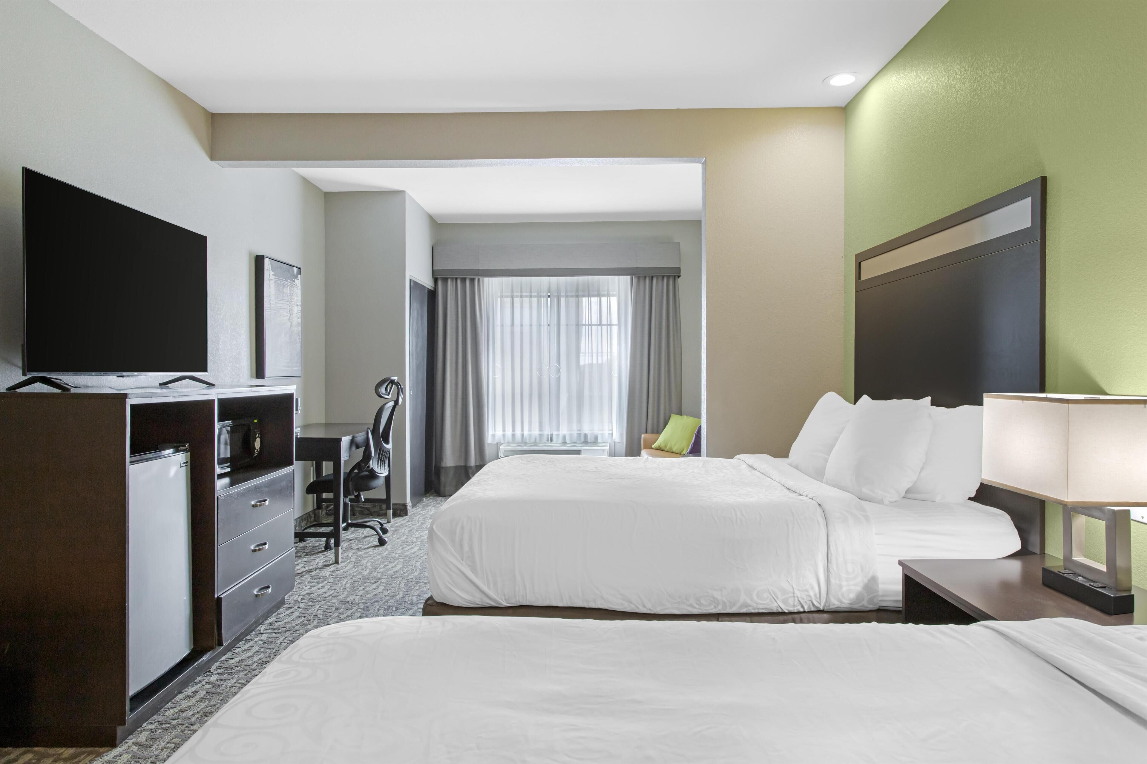 Suite, 2 camas Queen size, para no fumadores, refrigerador y microondas (with Single Sofabed) | Escritorio y espacio para trabajar con laptop 