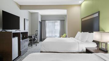 Suíte, 2 camas Queen, para não fumantes, geladeira e micro-ondas (with Single Sofabed) | Escrivaninha, espaço de trabalho para notebook