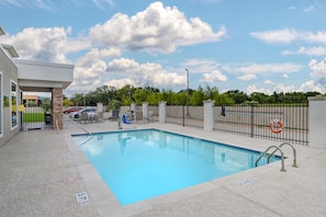 Kolam renang outdoor