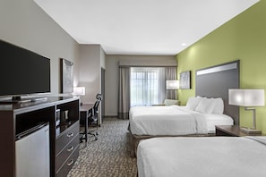 Habitación estándar, 2 camas Queen size, con acceso para personas discapacitadas, tina | Escritorio y espacio para trabajar con laptop