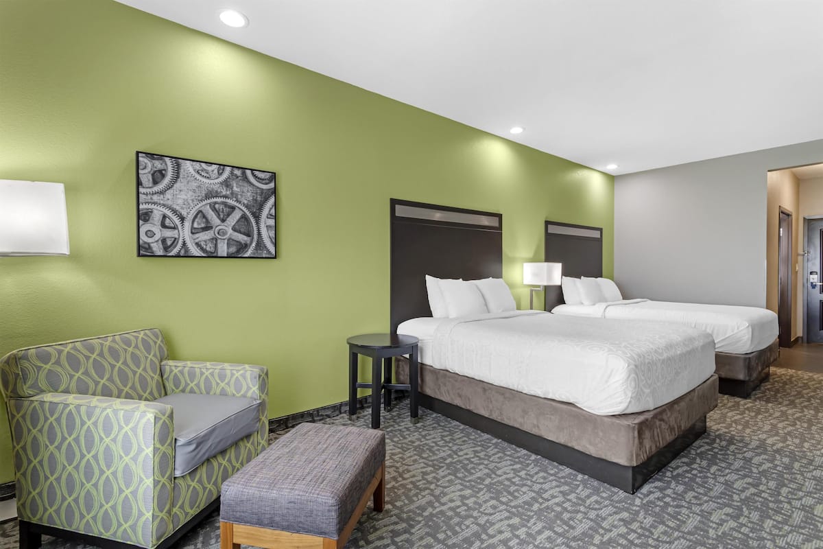 Kamar Standar, 2 Tempat Tidur Queen, Bebas Asap Rokok, lemari es & microwave | Meja kerja, ruang kerja ramah laptop, dan setrika/meja setrika