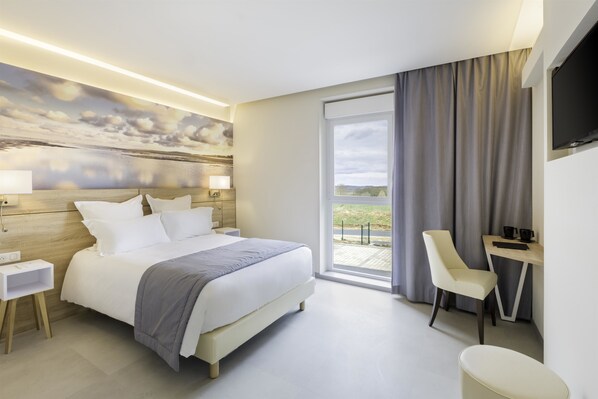 In-room safe, desk, iron/ironing board, free WiFi - Best Western Hotel Le Semaphore (Rang-du-Fliers)