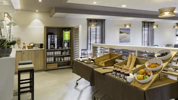 Bữa sáng buffet hàng ngày (15 EUR/mỗi người)
