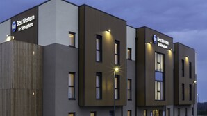 Un edifici d'hotel modern amb diverses unitats, cadascuna amb un cartell que diu "Best Western Le Semaphore".