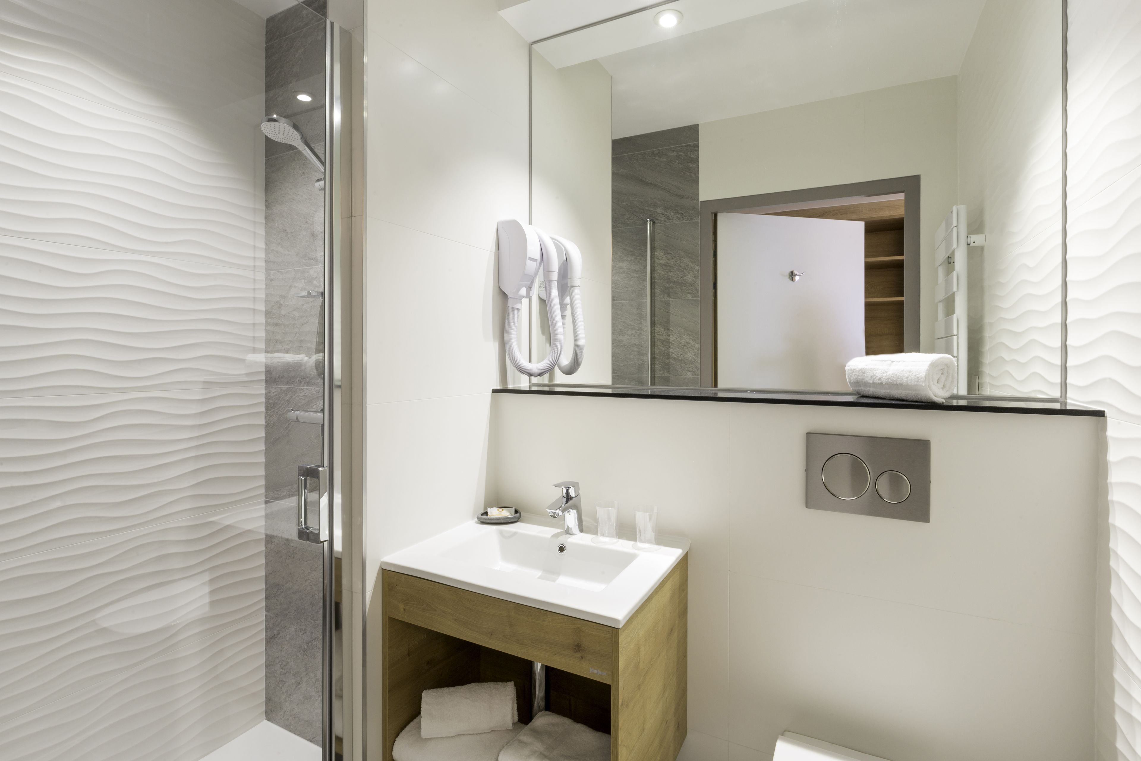 comfort room, 1 queen bed, non smoking (twin bed on request) | bathroom | shower, hair dryer, towels