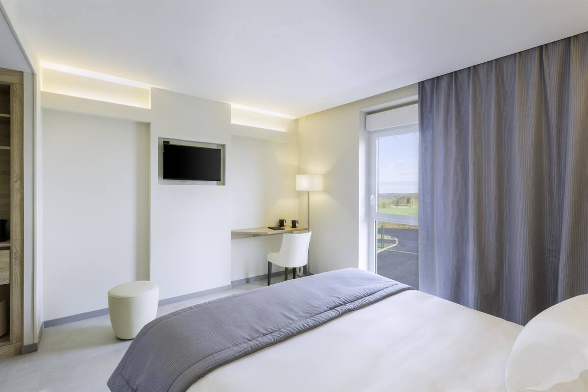 In-room safe, desk, iron/ironing board, free WiFi