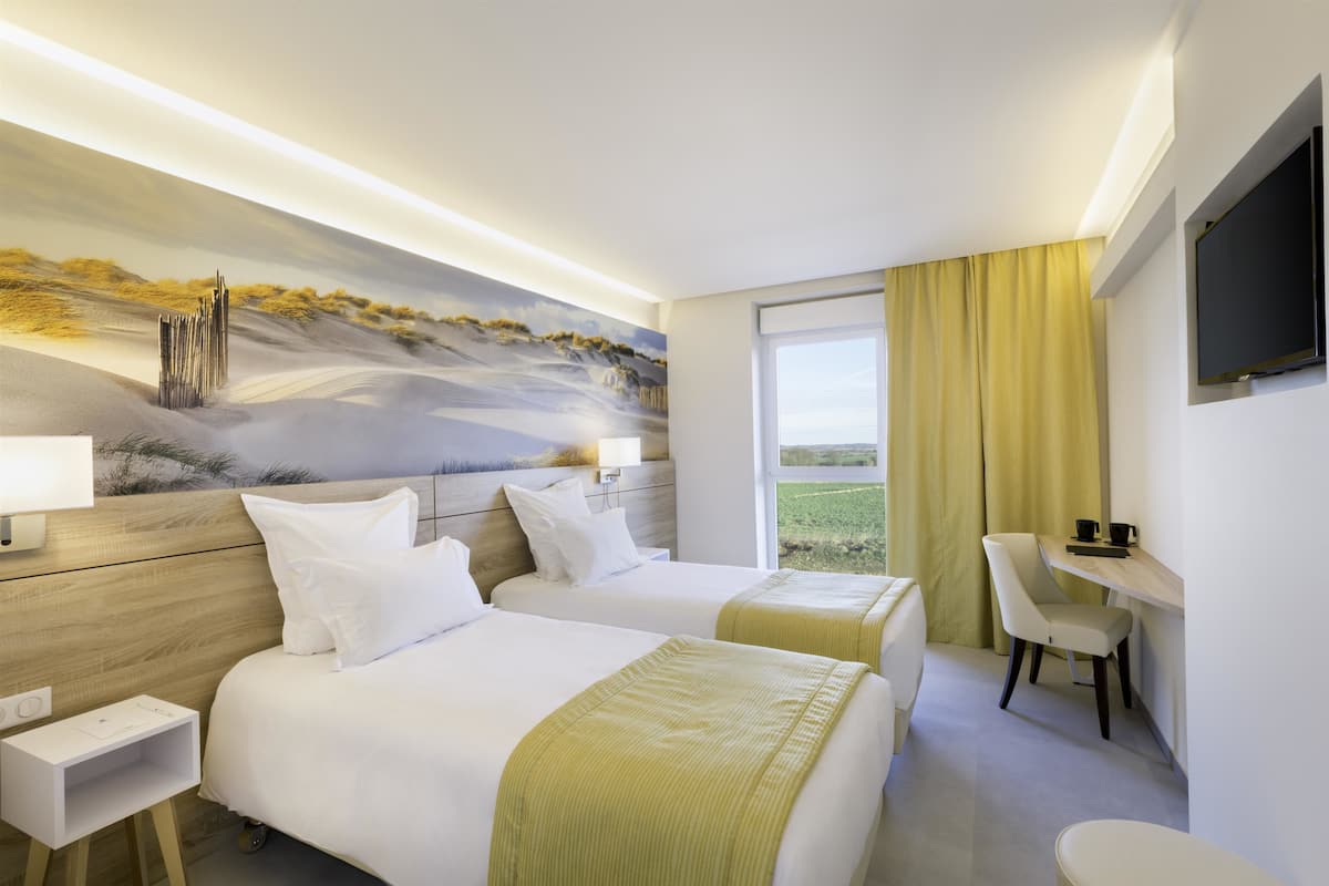 Comfort Room, 1 Queen Bed, Non Smoking (Twin bed on request) | In-room safe, desk, iron/ironing board, free WiFi