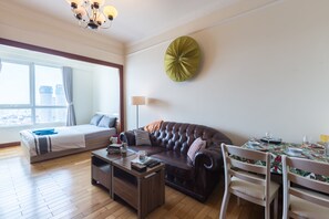 Deluxe-Studio | Schreibtisch, Bügeleisen/Bügelbrett, kostenloses WLAN, Bettwäsche