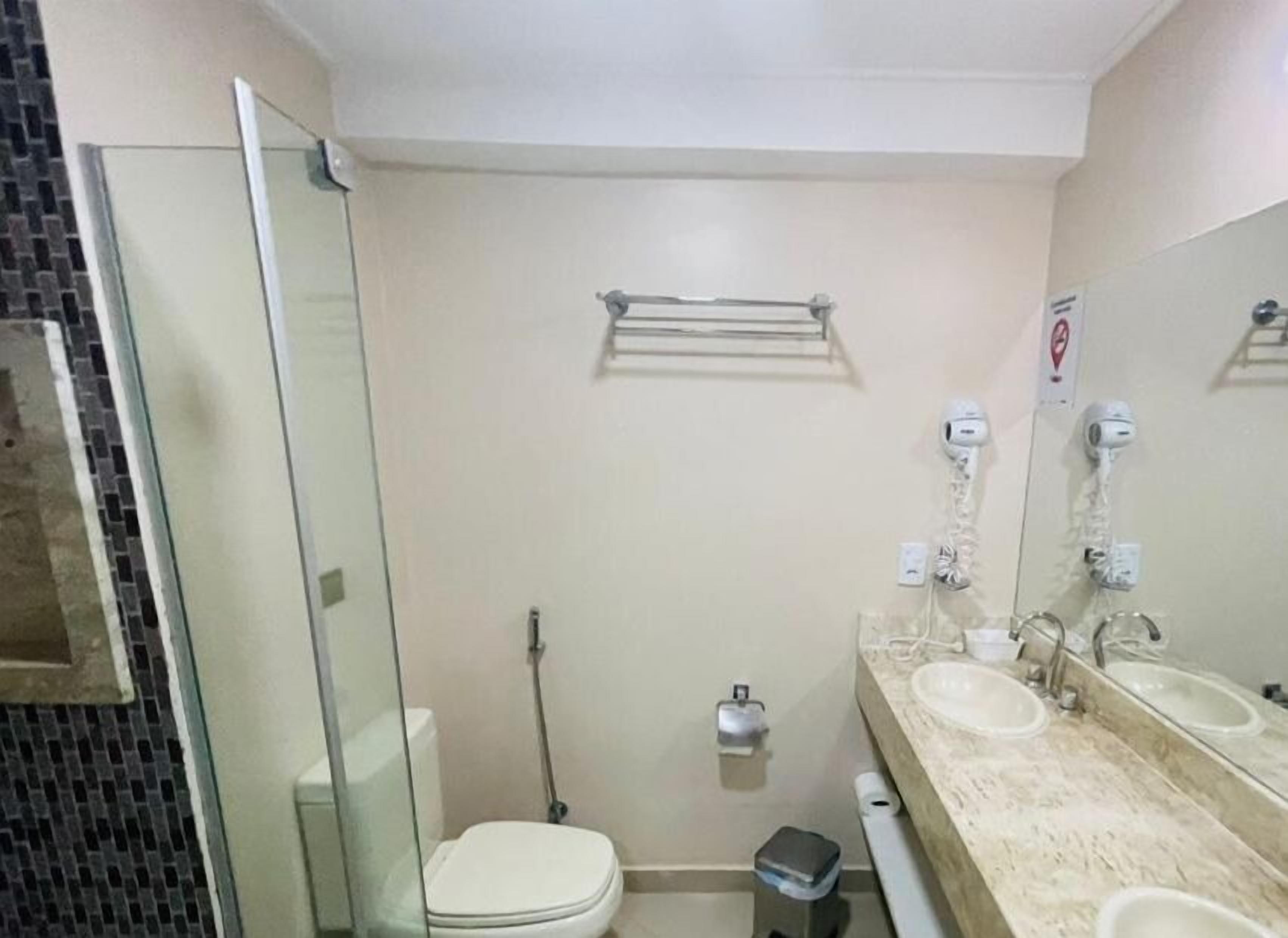 deluxe twin room, 1 bedroom | bathroom | shower, free toiletries, hair dryer, towels