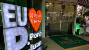 A hotel entrance with illuminated letters spelling "EU P" and a heart-shaped sign for "Herval Del Toro". - Herval Park Hotel (Ponta Pora)