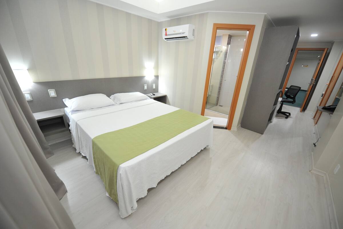 1 soverom, minibar, safe på rommet og skrivebord