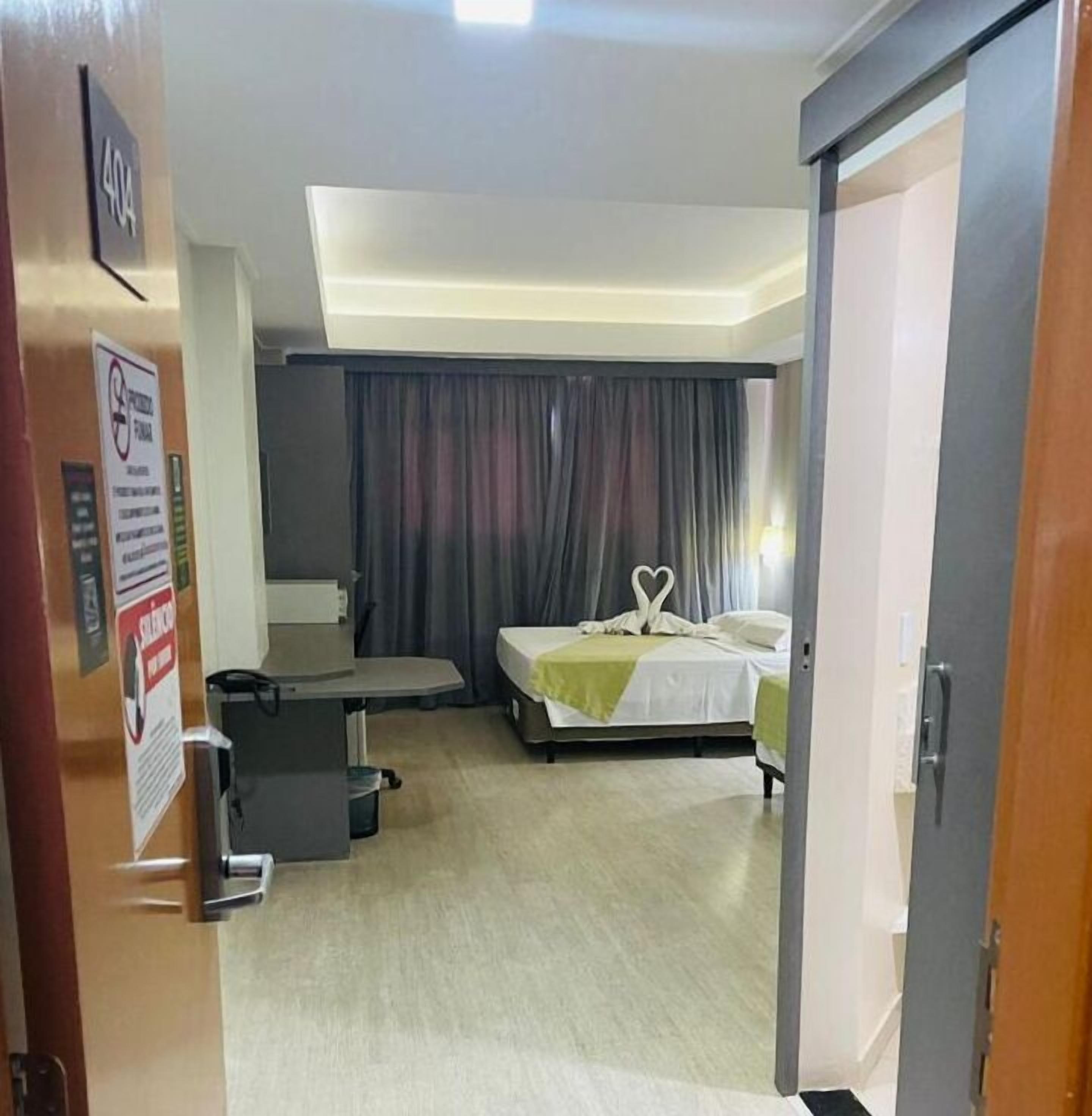 deluxe twin room, 1 bedroom | 1 bedroom, minibar, in-room safe, desk