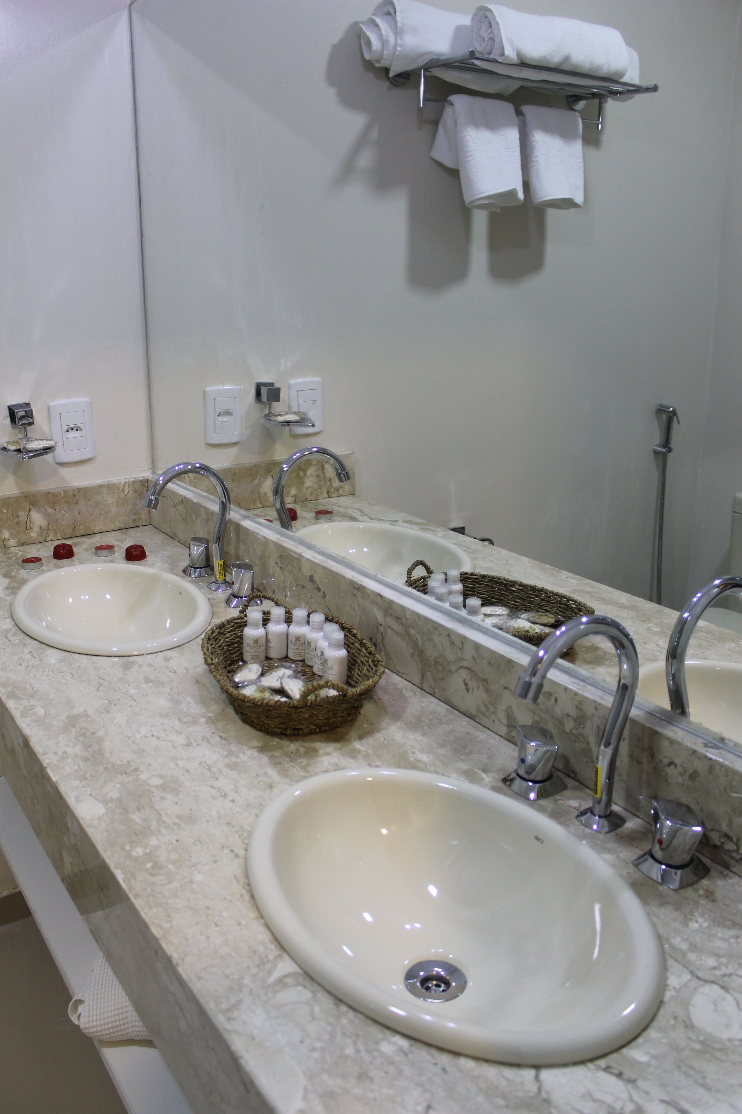 deluxe twin room, 1 bedroom | bathroom sink