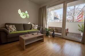 Comfort Apartment, 1 Queen Bed, Non Smoking, Balcony (Top 4) | Living area | 45-inch flat-screen TV with satellite channels, LED TV, Netflix - Appartements in Graz beim LKH (Graz)